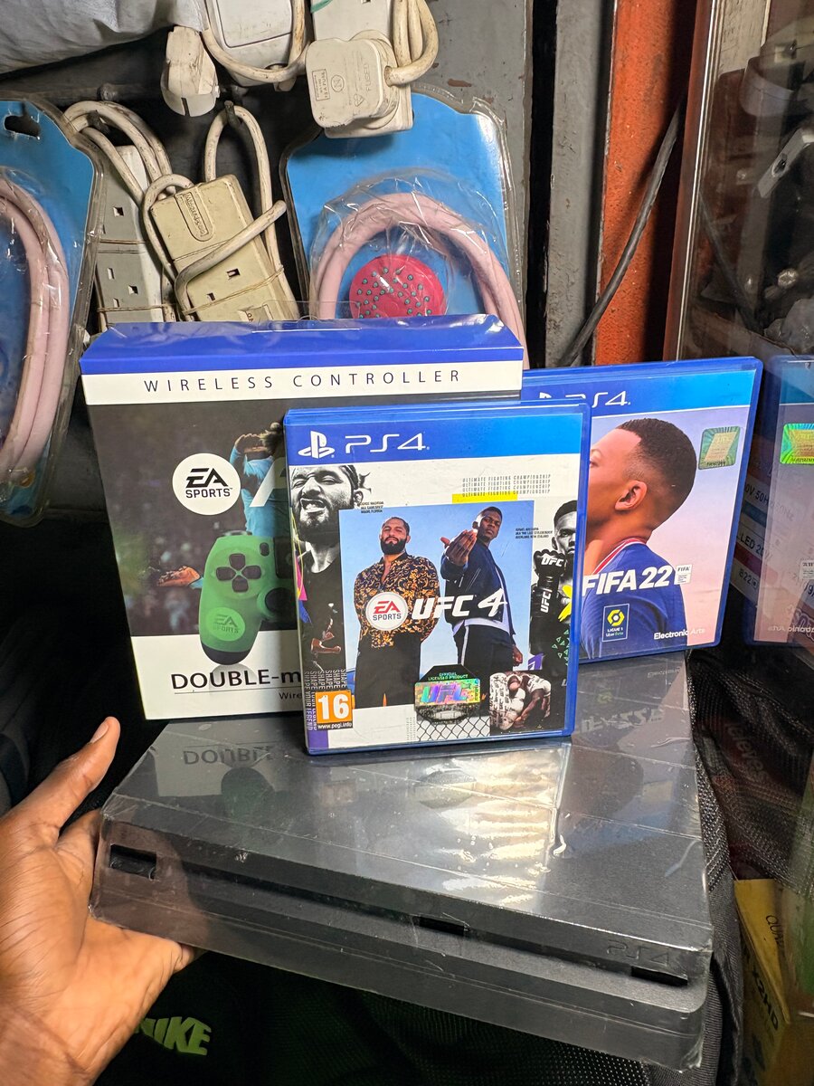 Console PS4 avec jeux et manette