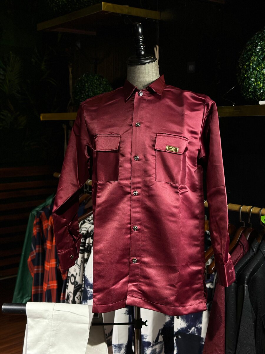 Chemise en satin bordeaux élégante