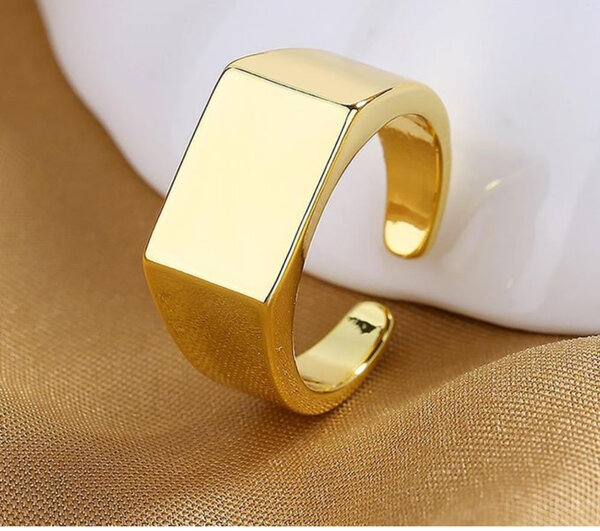 Bague minimaliste dorée élégante