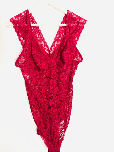 Body en dentelle rouge sexy