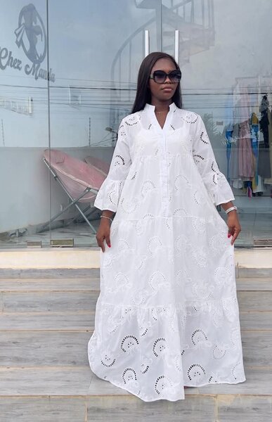 Robe Maxi Broderie Élégante