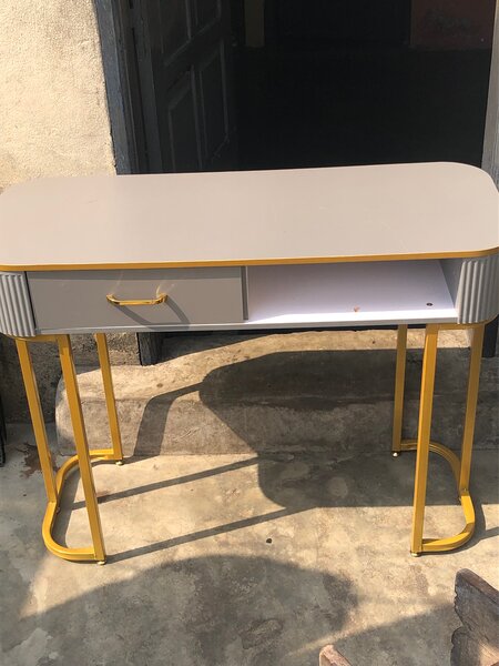Bureau moderne gris et jaune