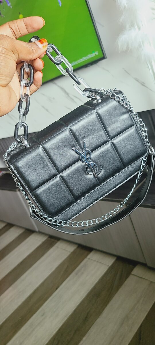 Sac bandoulière en cuir noir élégant