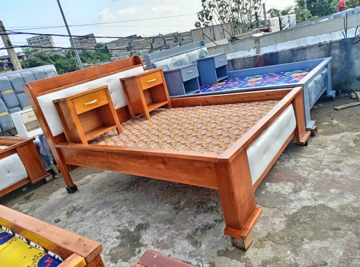 Lit en bois avec tiroirs