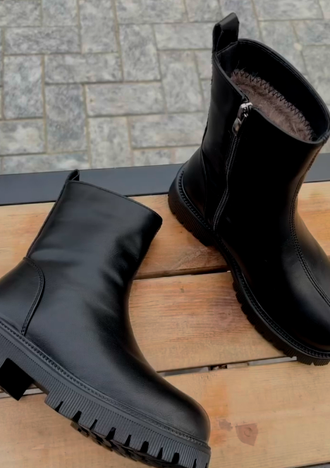 Кожаные сапоги – это стильная и практичная обувь. Они защищают ноги от холода, влаги и обеспечивают комфорт даже в прохладную погоду. Кроме того, кожа отлично сохраняет тепло и выглядит элегантно, что делает такие сапоги универсальными для различных образов – от повседневного до делового и вечернего стиля. ✅😻