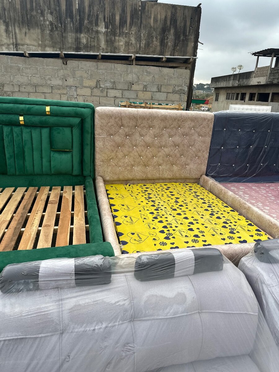 Cadre de Lit Moderne avec Tête Capitonnée