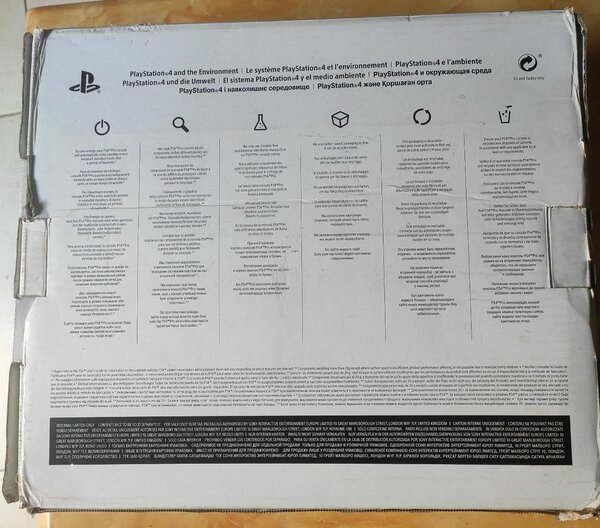 PS4 COMPLET AVEC 2 MANETTES 3 CD