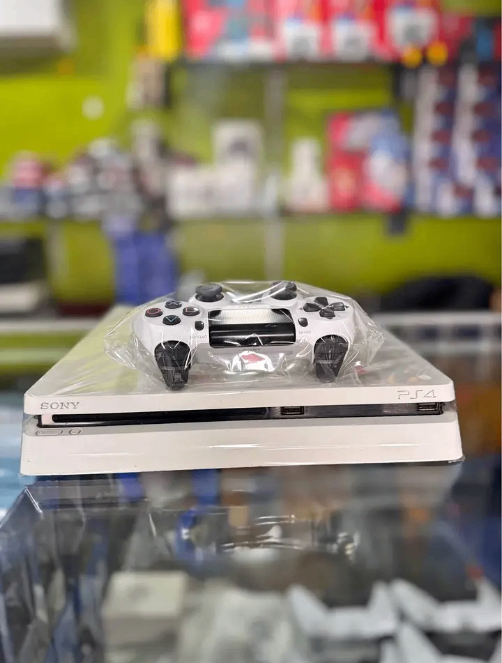 Console PS4 avec manettes