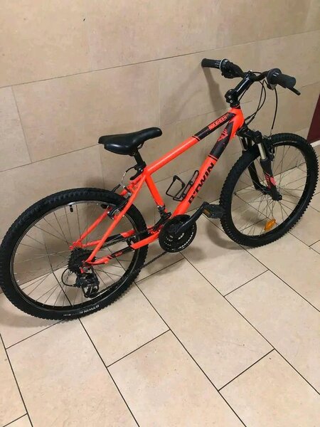 Vélo tout-terrain rouge