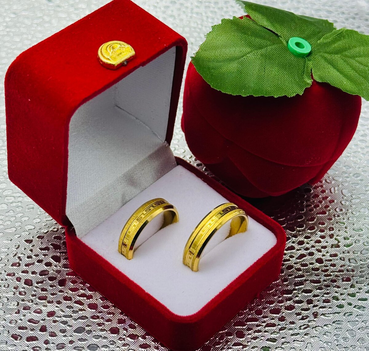 Elegant Gold Wedding Rings