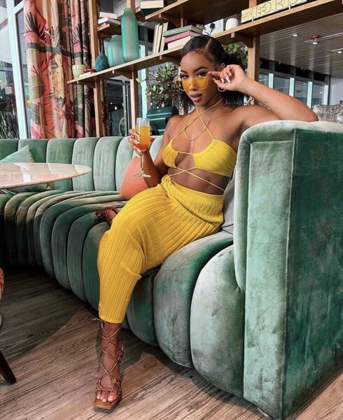 Robe élégante à découpes