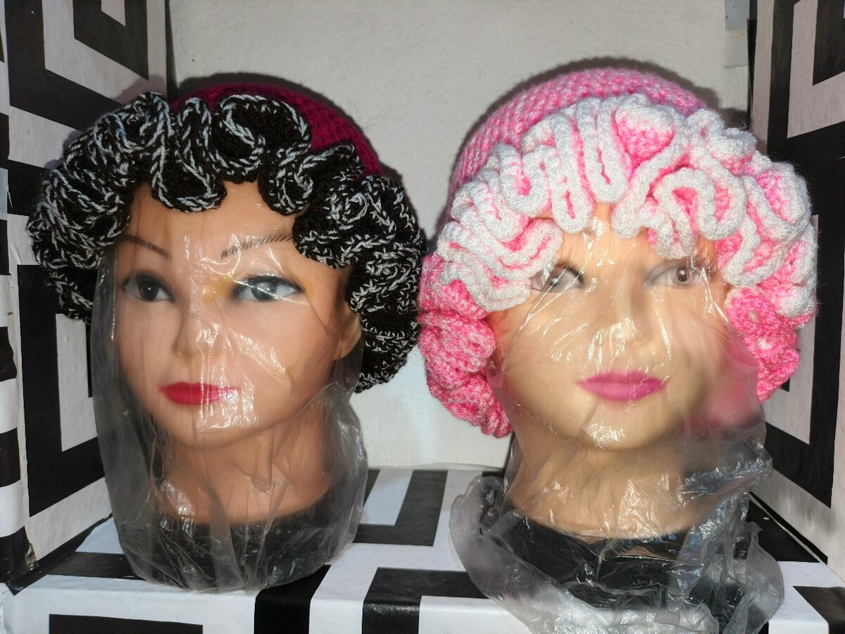 Bonnets en laine colorés