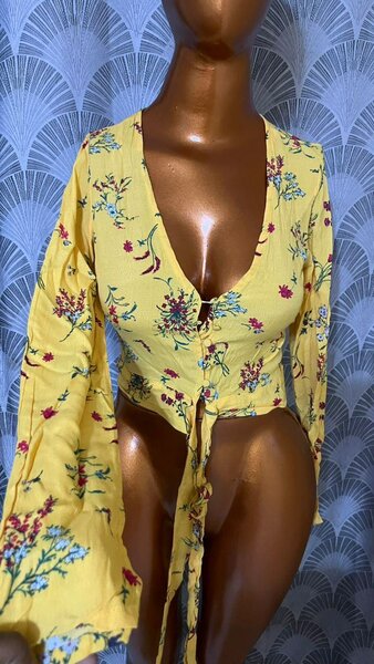 Blouse fleurie jaune élégante