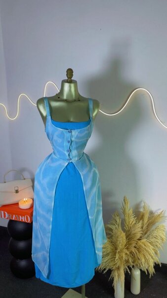 Robe élégante bleue en satin