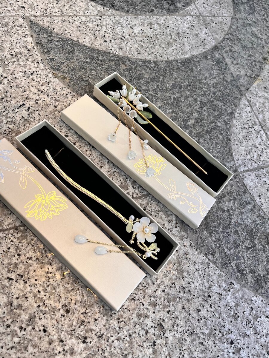 Изящная палочка для волос.