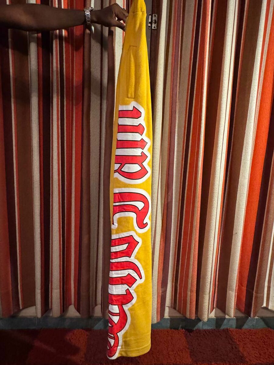 Pantalon jaune à lettres design