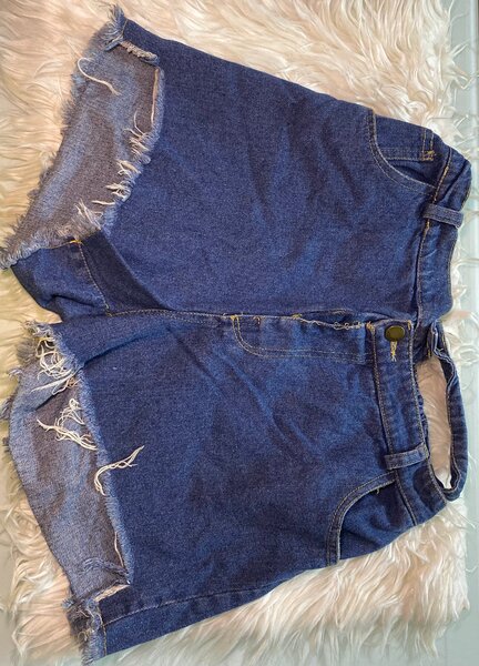 Shorts en jean déchirés tendance