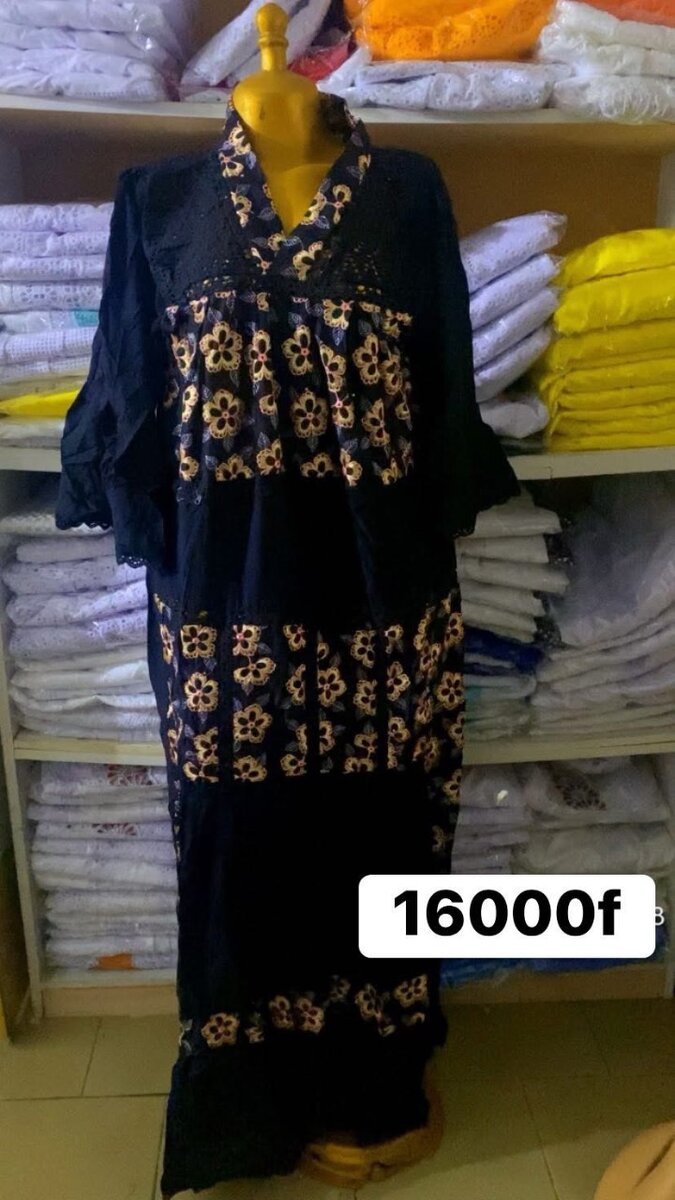 Robe élégante en coton brodé