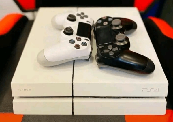 Console Sony PS4 avec manettes