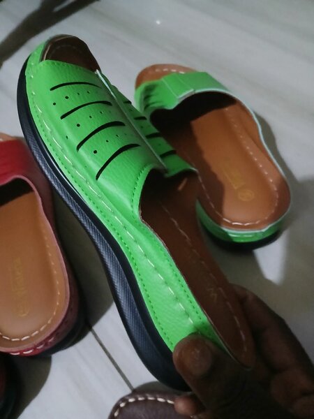 Chaussons colorés en cuir léger