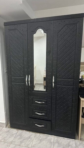 Armoire moderne avec miroir