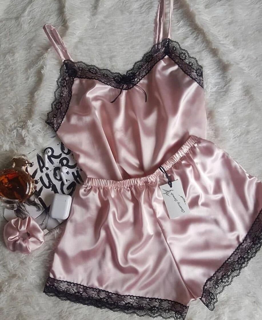 Pyjama en satin dentelle femme