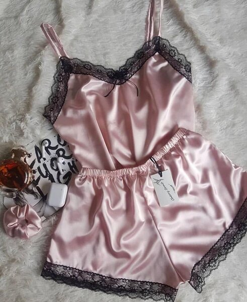 Pyjama en satin dentelle femme