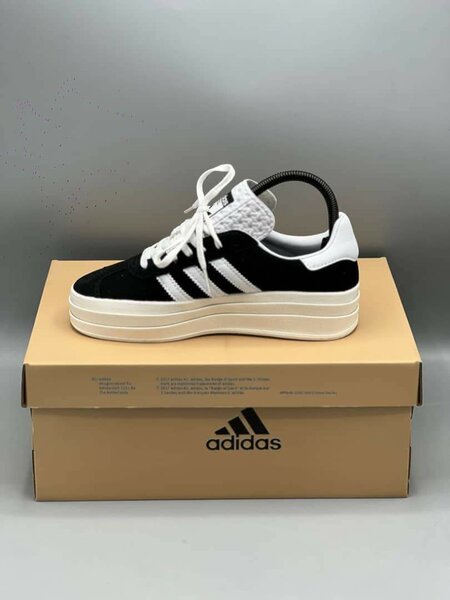 Chaussure Adidas pour la femme