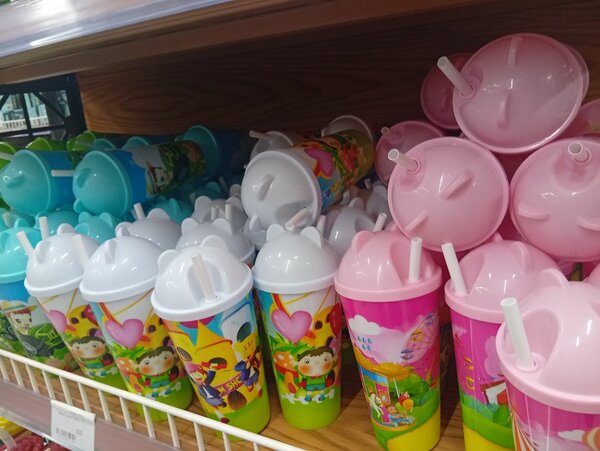 Gobelet enfant coloré avec paille