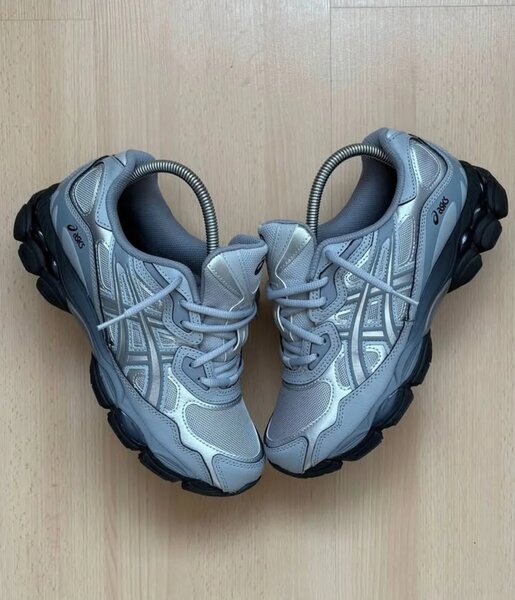 Chaussures de sport grises