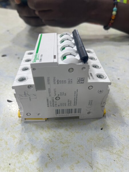 Disjoncteur Schneider 63A