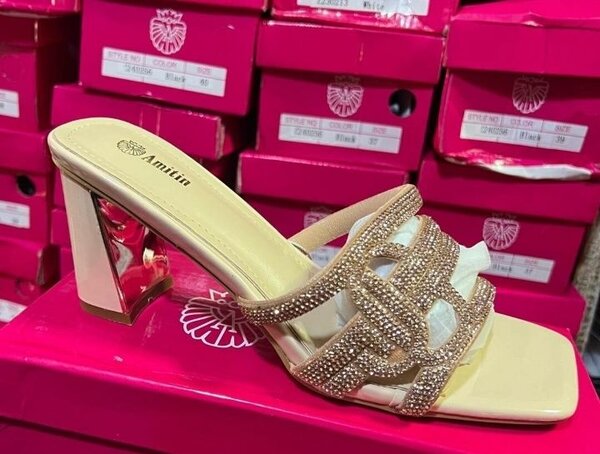 Sandales à talons dorés