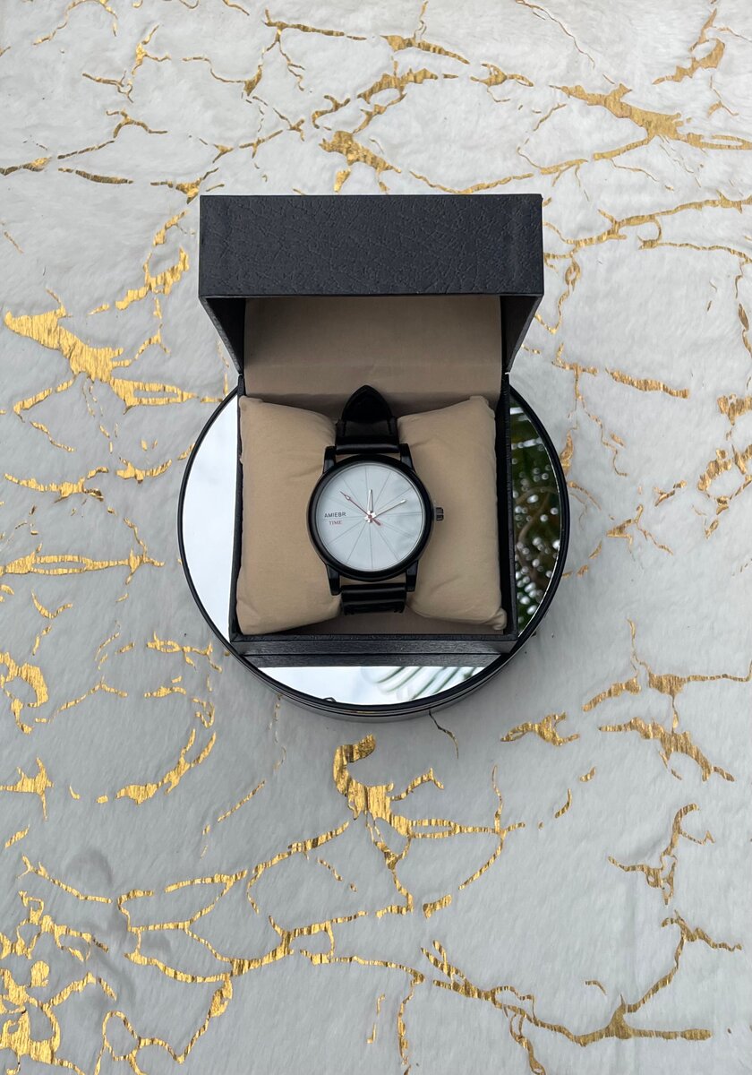 Montre élégante en acier noir