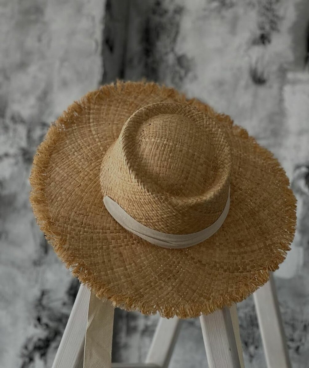 Натуральная соломенная шляпа. Лёгкая, комфортная.