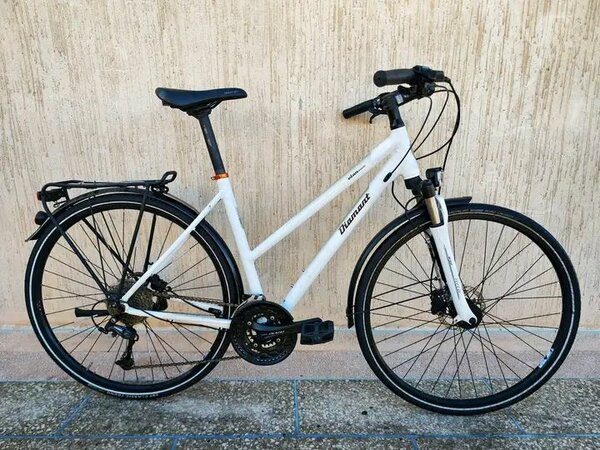 Vélo de ville polyvalent blanc