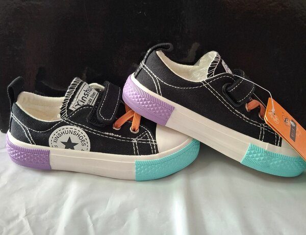 Baskets noir et bleu