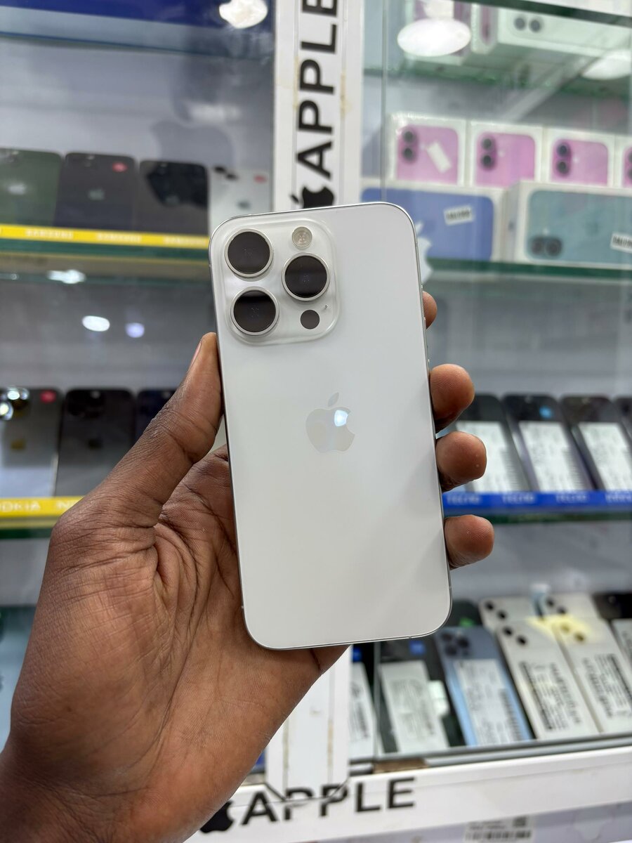 Disponible 15 Pro 128go écran