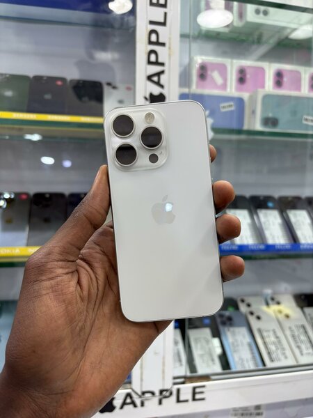 Disponible 15 Pro 128go écran