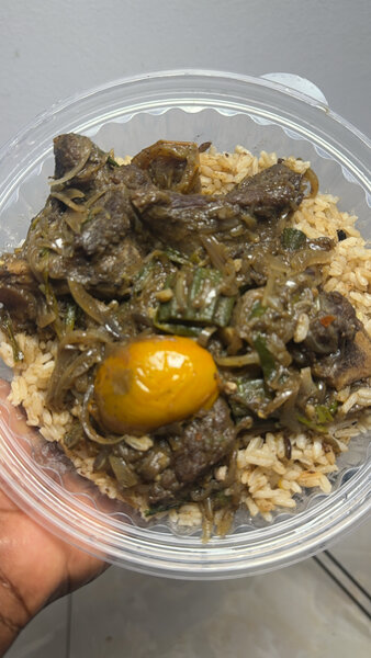 Délice de Riz et Sauce Épicée