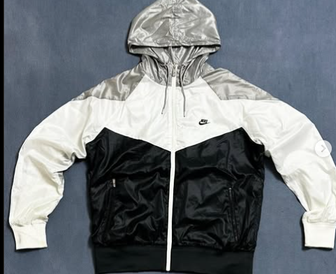 Nike metallic super runner windbreaker size : M