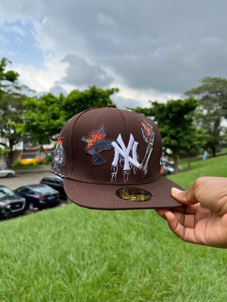 Casquette marron NY customisée