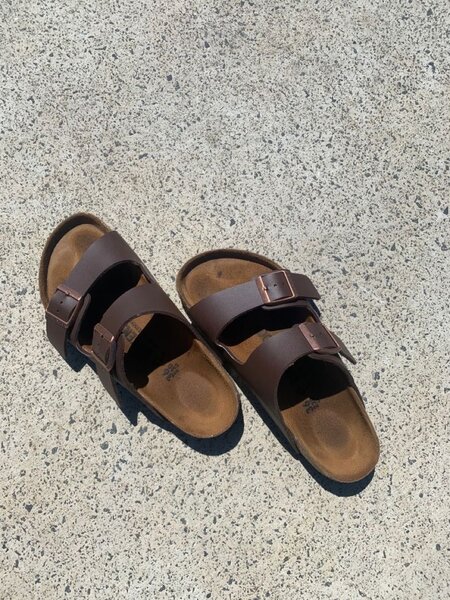 Sandales plates à deux brides