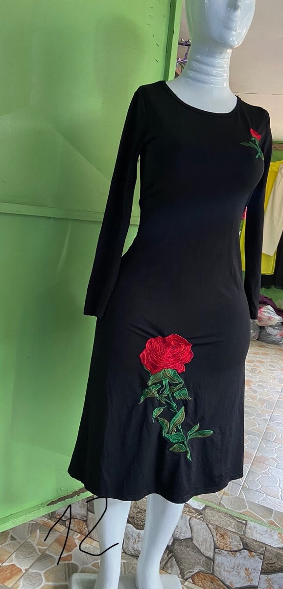 Robe Noire avec Broderies Roses