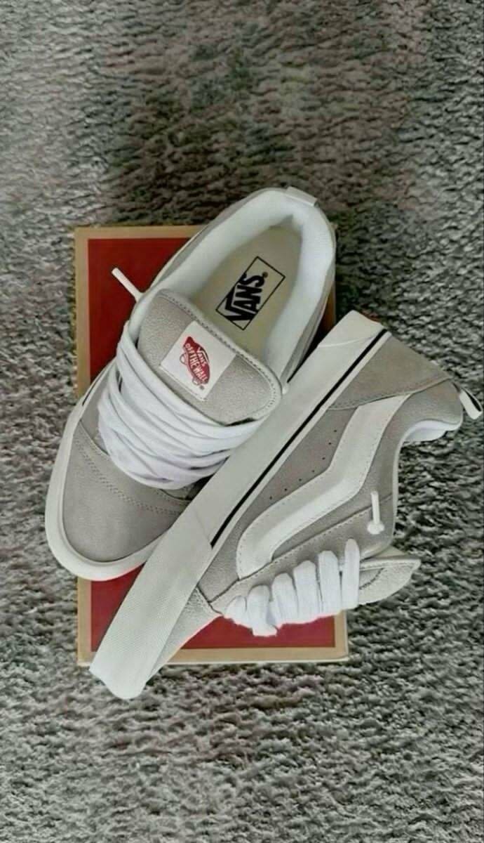 VANS KNU
