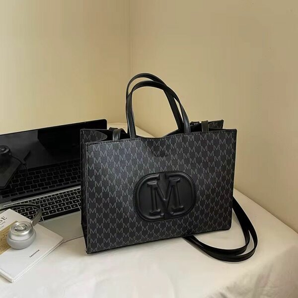 Sac à main élégant logo M