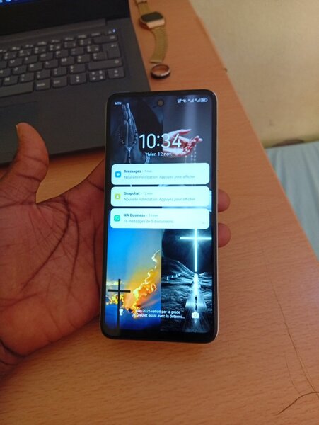 Smartphone doré design moderne