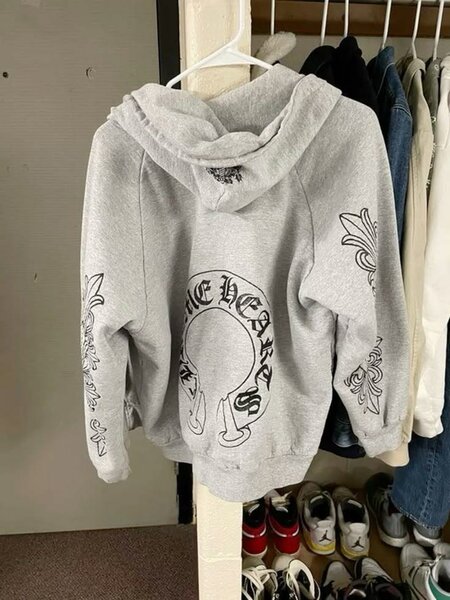 Sweat à capuche imprimé gris