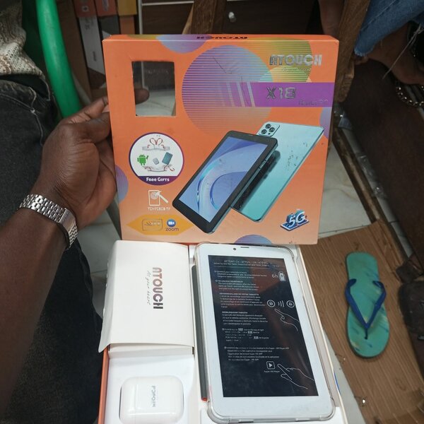 Tablette iTouch X13 avec écouteurs