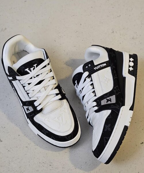 Baskets blanches et noires tendance