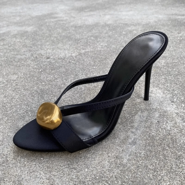 Sandales à talons dorées élégantes